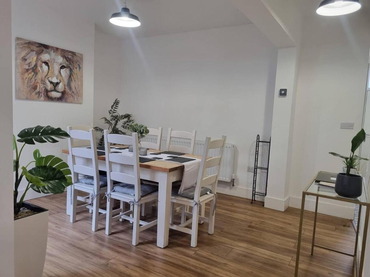Modern 4-Bedroom Townhouse With Private Garden Abertillery Εξωτερικό φωτογραφία
